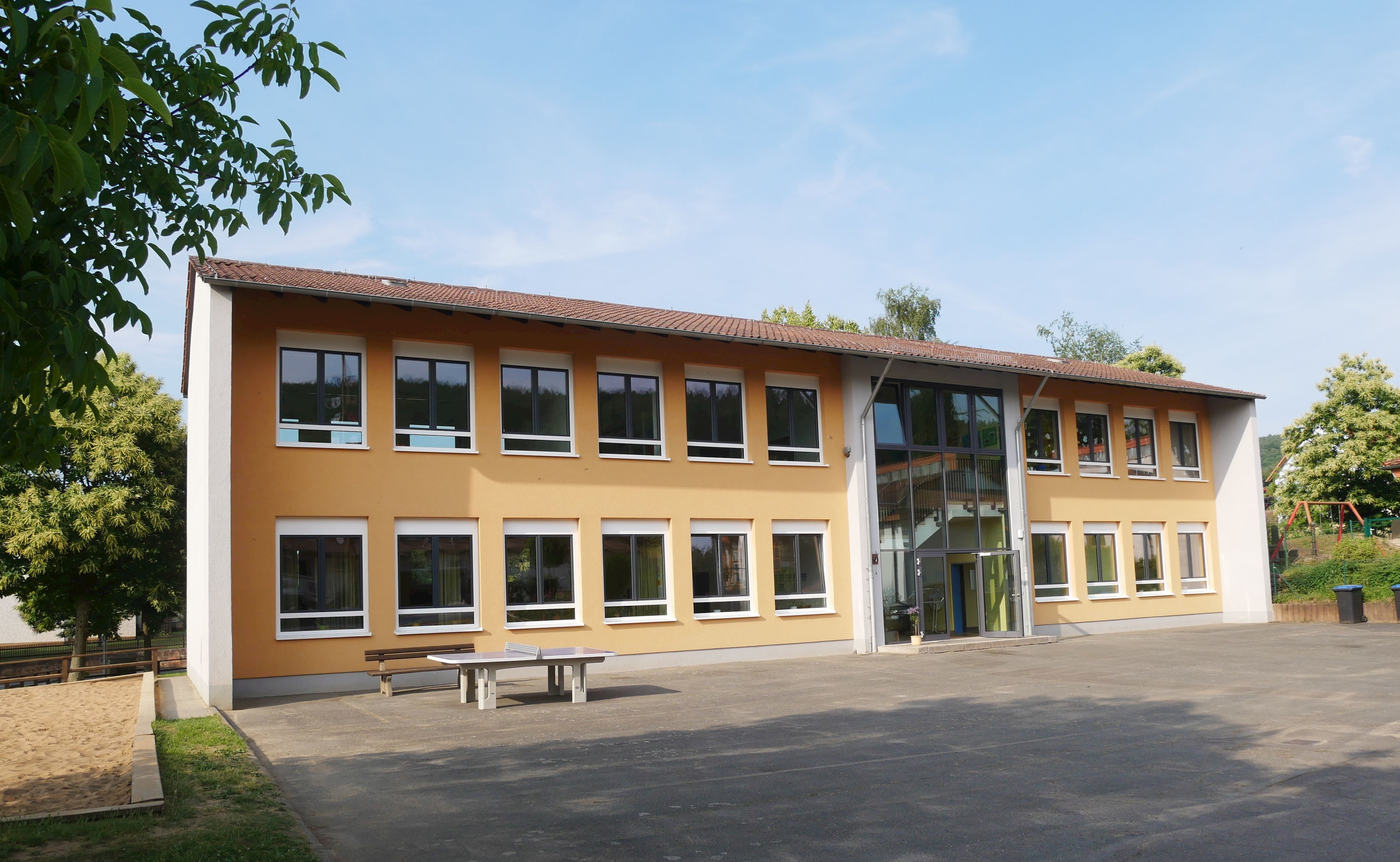 Außenansicht Schule Hofstetten