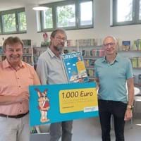 Strahlende Gesichter bei der Preisübergabe (v. links) Bürgermeister Thomas Köhler, Büchereileiter Claus Weisenberger und Günter Jira von der Bayernwerk Netz GmbH.jpg